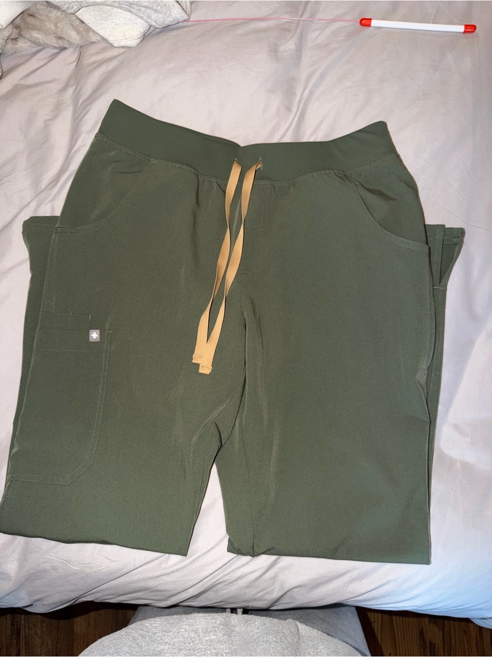 FIGS women's Moss Kade™ - Cargo Scrub Pants - M PETITE / Moss